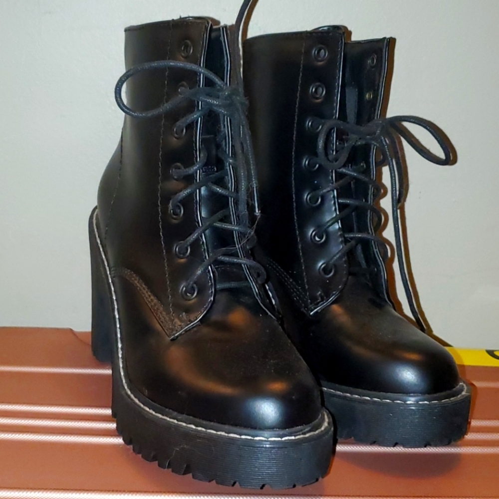 Black heel boots sz 8